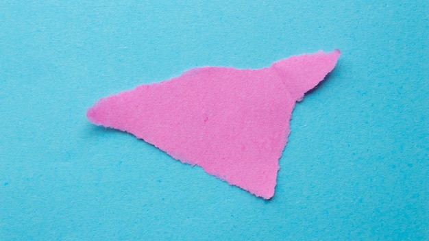 Un triangolo rosa viene tagliato in un triangolo con un triangolo ritagliato da esso.