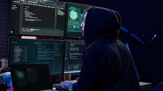 Un truffatore nell'appartamento comincia a lavorare su uno script pericoloso che può violare la sicurezza.