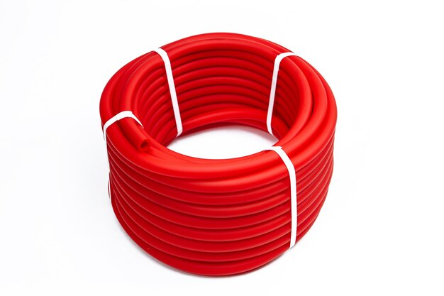 Un tubo di gomma avvolto in una bobina e fissato con un lucchetto di plastica