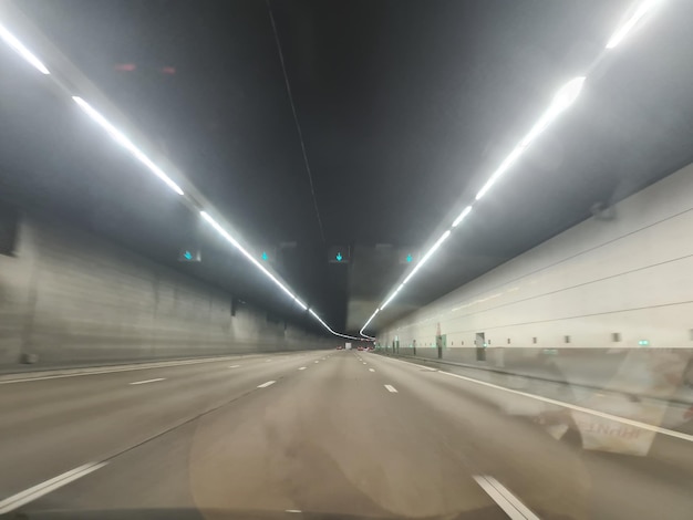 Un tunnel con una luce sul soffitto e un cartello che dice "vai".