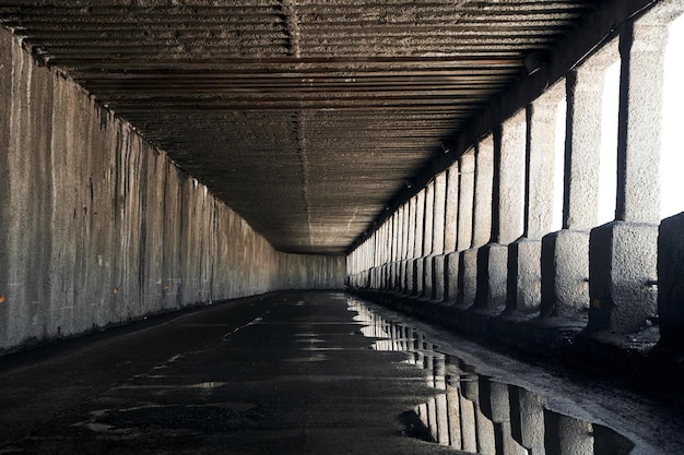 Un tunnel in montagna che protegge la strada dalla neve.