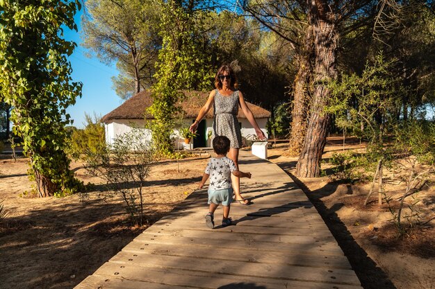 Un turista con suo figlio in visita a una vecchia capanna nel Parco Naturale di Donana Huelva Andalusia