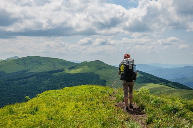 Un turista con un grande zaino cammina lungo la catena montuosa dei Carpazi in Ucraina