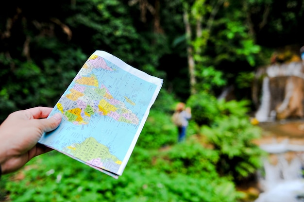 Un turista e la sua mappa in un viaggio nella foresta in Thailandia.