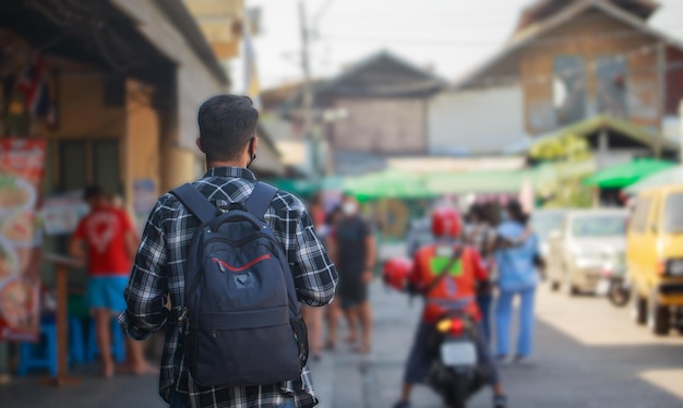 Un turista e uno zaino dell'Asia meridionale camminano felici in un lungo weekend a Bangkok in Thailandia