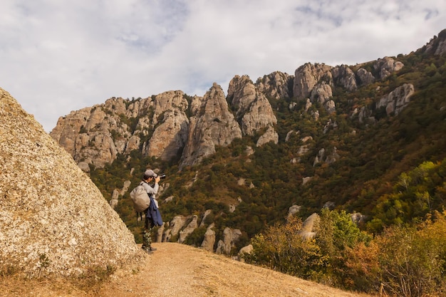 Un turista fotografa la valle di Demerdzhi