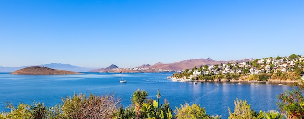 Un turista fotografa una bella vista della bellissima baia con calma acqua blu. Riposo e relax in riva al mare