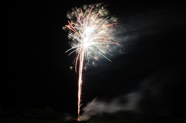 Un'unica alta esplosione a un fuoco d'artificio nella notte di Capodanno