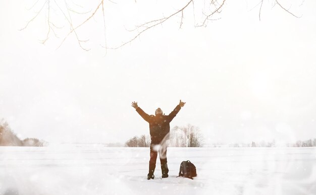 Un uomo a passeggio. Paesaggio invernale. Turista nel viaggio invernale.