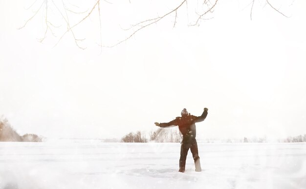 Un uomo a passeggio. Paesaggio invernale. Turista nel viaggio invernale.