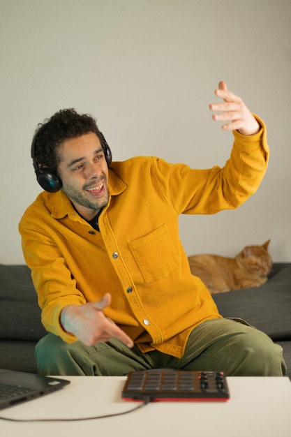 Un uomo afro-brasiliano che suona ritmi dal suo divano chiama un partner per mostrargli la sua ultima creazione