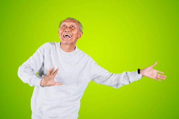 Un uomo anziano che balla nello studio.