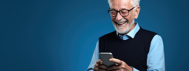 Un uomo anziano che sorride e ride con il suo telefono su uno sfondo colorato.