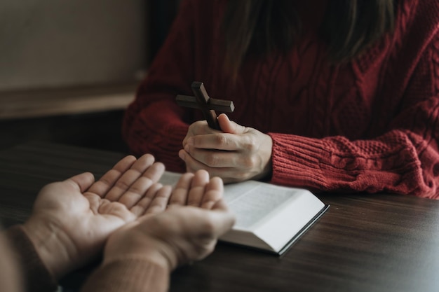 Un uomo asiatico sta leggendo la Scrittura o la Sacra Bibbia Gli insegnamenti di Dio secondo la credenza e la fede in Dio Immagine del concetto di religione