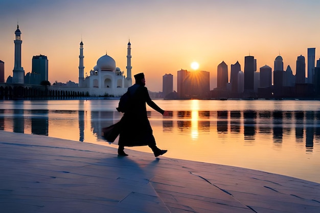 Un uomo cammina davanti allo skyline di una città con il sole che tramonta dietro di lui.