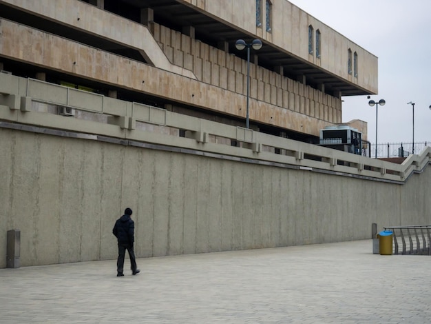 Un uomo cammina vicino a un magnifico edificio