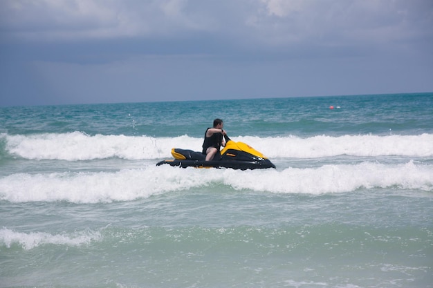 Un uomo cavalca un jet ski Thailandia