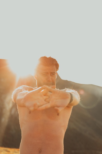 Un uomo che allunga le braccia dopo un duro allenamento nelle prime ore del mattino