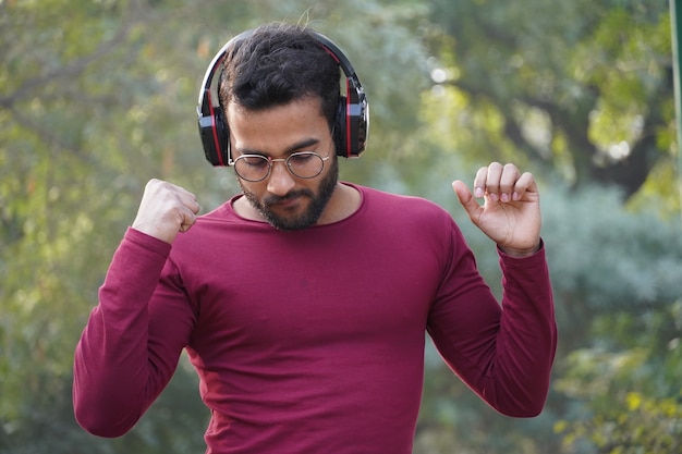 Un uomo che ascolta la canzone