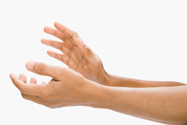 Un uomo che batte le mani su uno sfondo grigio