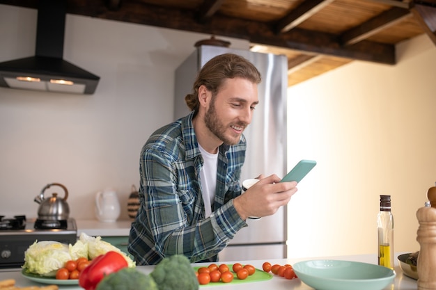 Un uomo che cerca una ricetta su Internet