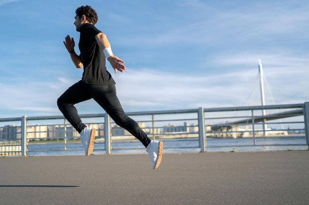 Un uomo che corre veloce in un'uniforme sportiva Allenamento fitness all'aperto