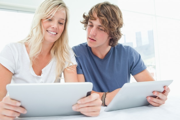 Un uomo che esamina il tablet delle sue amiche