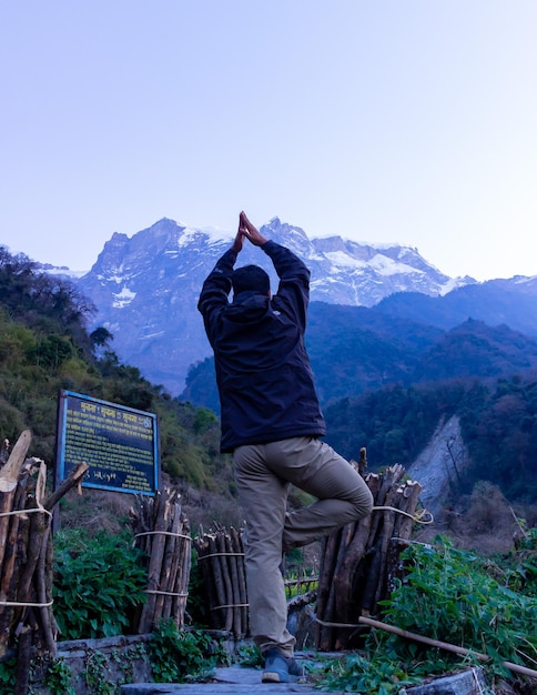 Un uomo che fa yoga sotto la natura