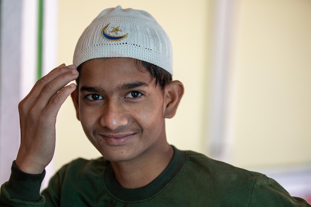 Un uomo che indossa un cappello bianco con sopra un logo