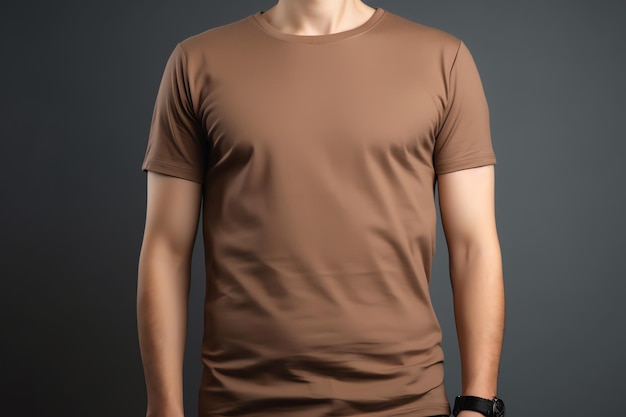 Un uomo che indossa una maglietta marrone con un orologio nero sulla mano sinistra.