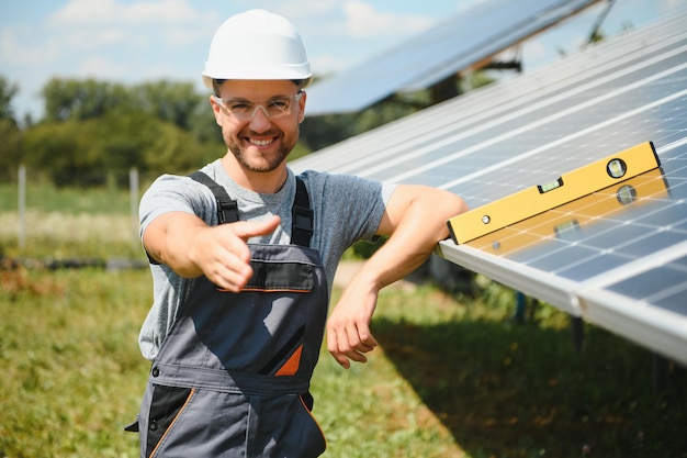 Un uomo che lavora alla centrale solare