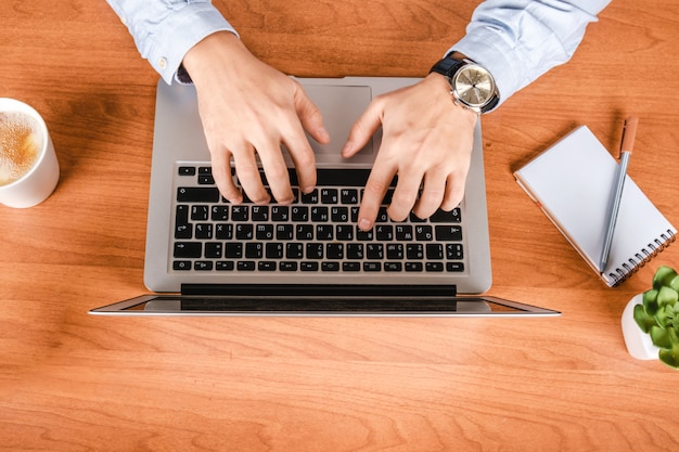 Un uomo che lavora in ufficio al computer. Direttore o imprenditore sul posto di lavoro. Disteso