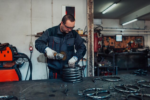 Un uomo che lavora su un banco da lavoro in metallo in un'officina