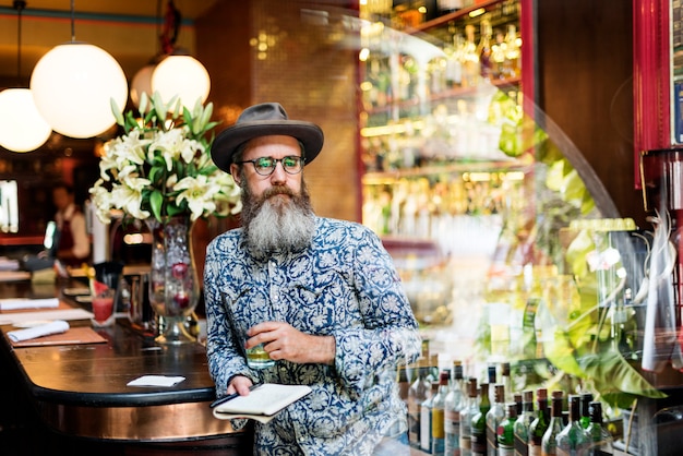 Un uomo che prende appunti in un bar