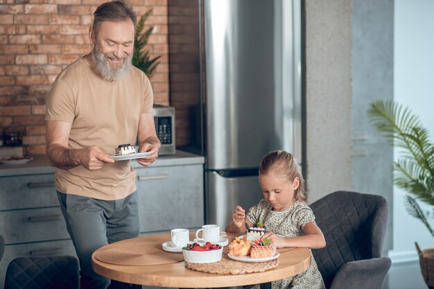 Un uomo che prepara la colazione e sembra coinvolto