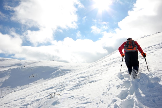 Un uomo che scala Sport invernali