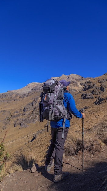 Un uomo che scala una collina nelle montagne del vulcano iztaccihuatl