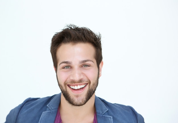 Un uomo che sorride con la barba su fondo bianco