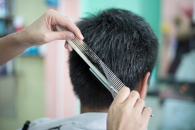 un uomo che taglia i capelli al barbiere