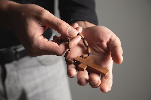 Un uomo che tiene in mano una croce di legno