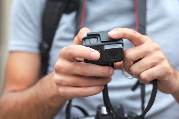 Un uomo che tiene la macchina fotografica