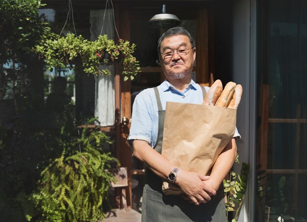 Un uomo che tiene un sacchetto di pane