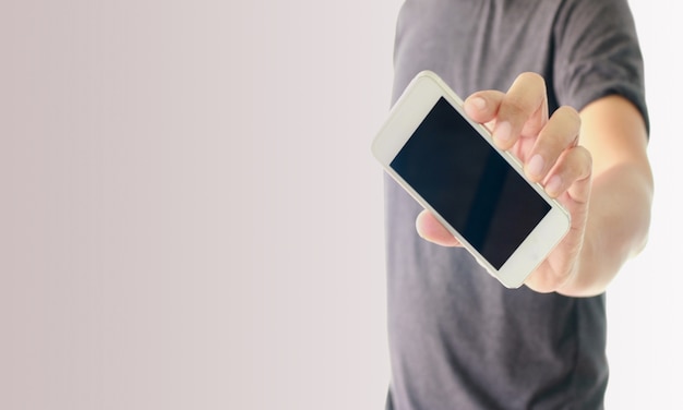 un uomo che usando la mano che tiene lo smartphone