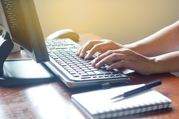 Un uomo che utilizza il computer per lavorare a casa ufficio.