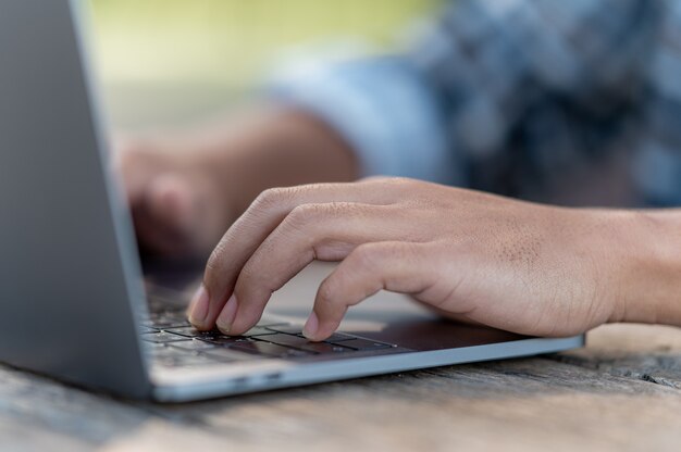 Un uomo che utilizza un computer portatile sulla sua scrivania in una caffetteria.