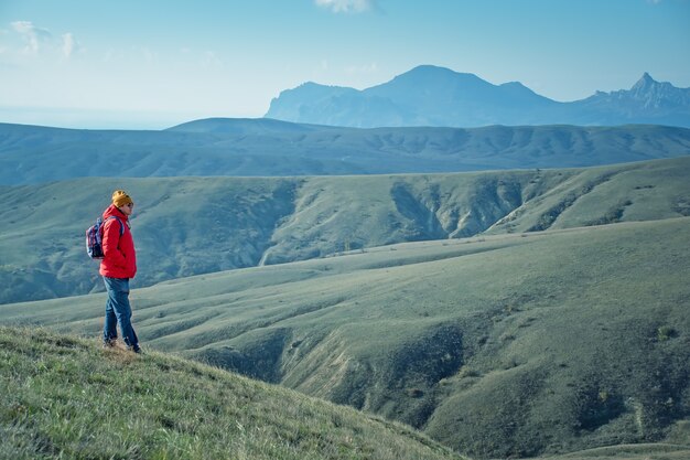 Un uomo che viaggia in montagna