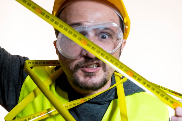 un uomo che vuole fare un lavoro senza conoscenza, un lavoro senza esperienza. Fai da te, uomo vestito con un casco da costruttore giallo con occhiali protettivi pronto per iniziare i lavori di costruzione