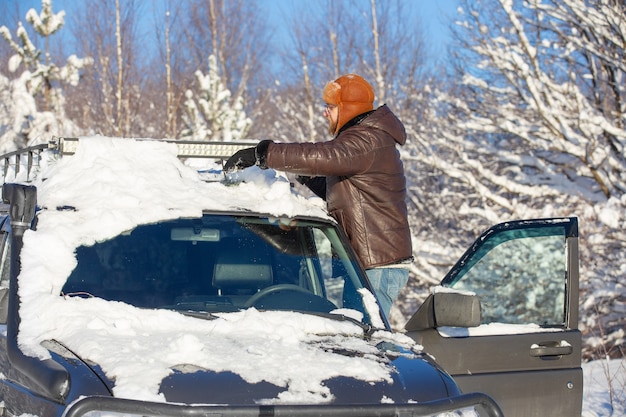 un uomo con barba e baffi che indossa un cappello di pelliccia e una giacca