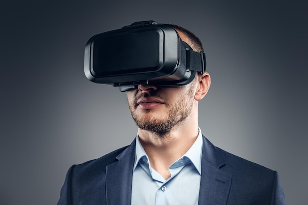 Un uomo con gli occhiali per realtà virtuale in testa.