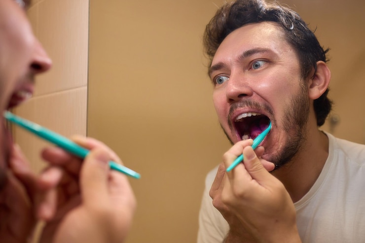 Foto un uomo con i denti blu sembra divertito in un primo piano con un'espressione spontanea e vibrante